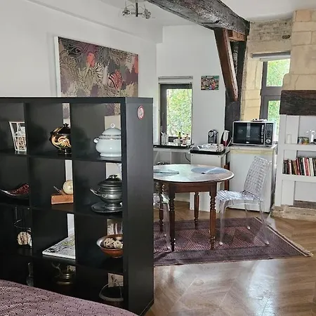 Independent Master Suite, 18th Century Apartment Caen
