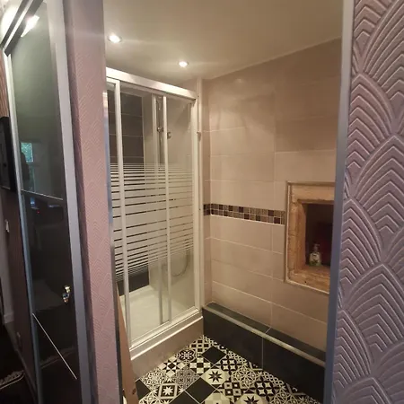Independent Master Suite, 18th Century Apartment Caen