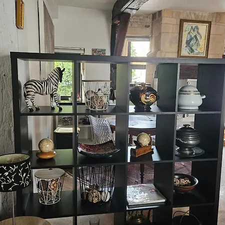 Independent Master Suite, 18th Century Апартаменты Кан