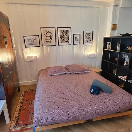 Independent Master Suite, 18th Century شقة كان