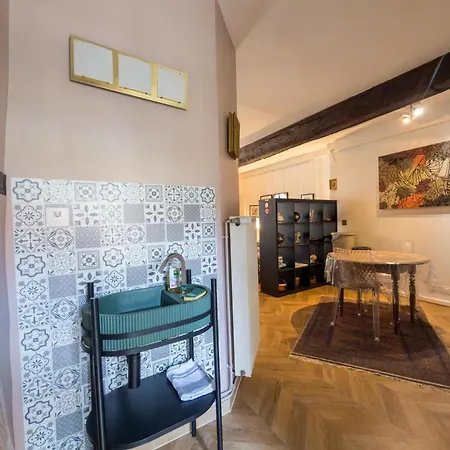 Independent Master Suite, 18th Century